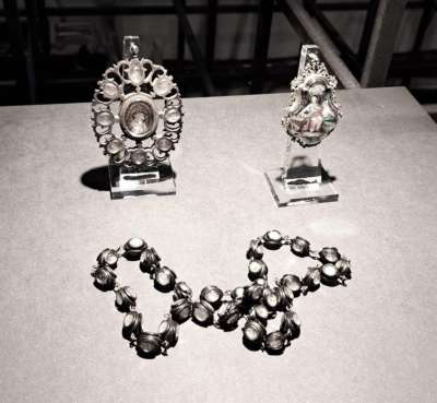 Rosario, miniatura de cristal invertida en oro y relicario de cuerno de cabra