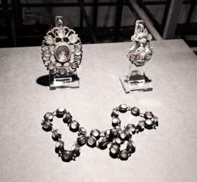 Rosario, miniatura de cristal invertida en oro y relicario de cuerno de cabra